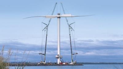 Great job in Denmark: Two Liebherr mobile cranes LTM 1750-9.1 at a wind turbine in Jutland.