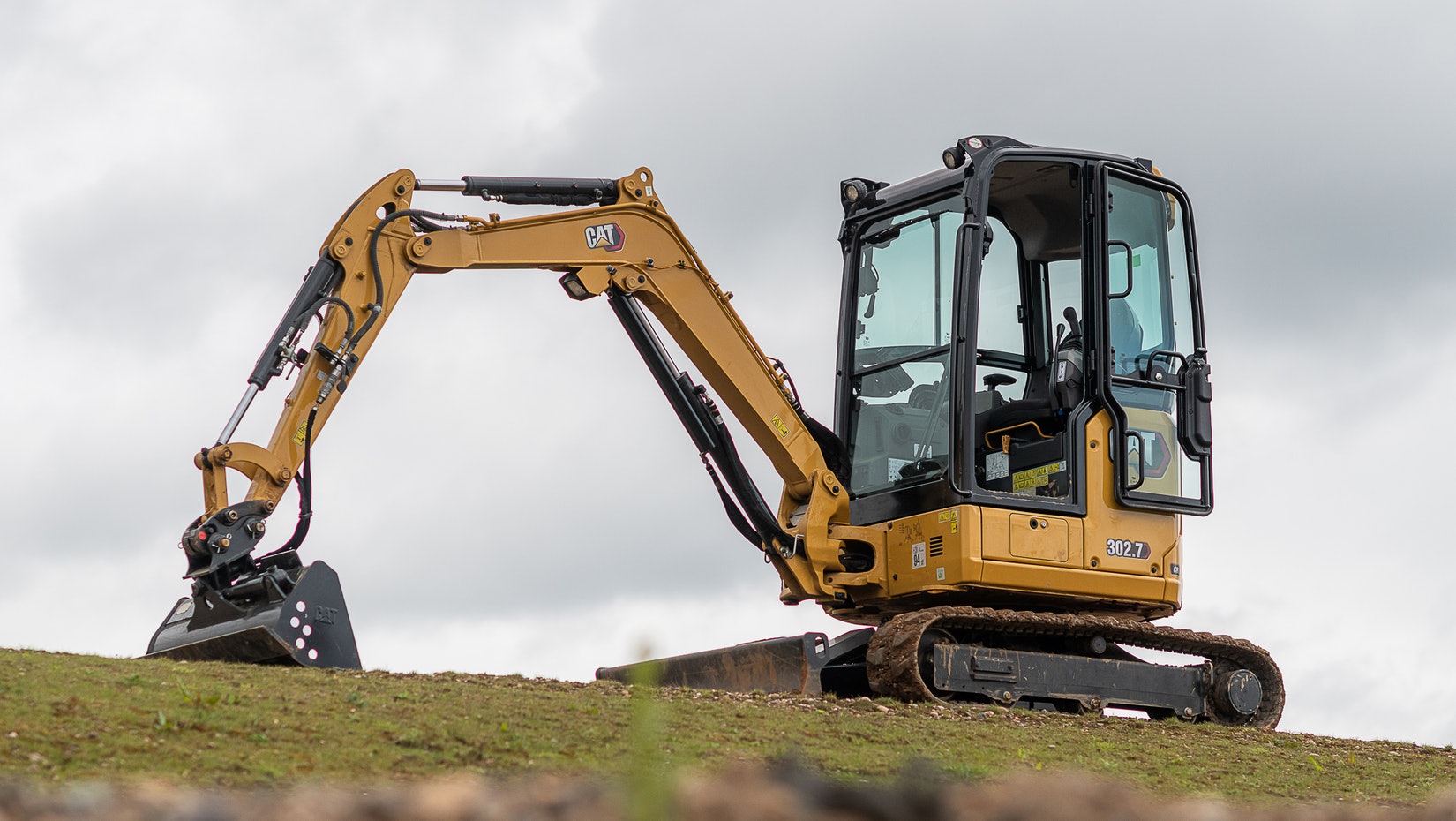 Caterpillar 302 7 Cr 303 Cr And 303 5 Cr Hydraulic Mini Excavators From Caterpillar Cat For Construction Pros