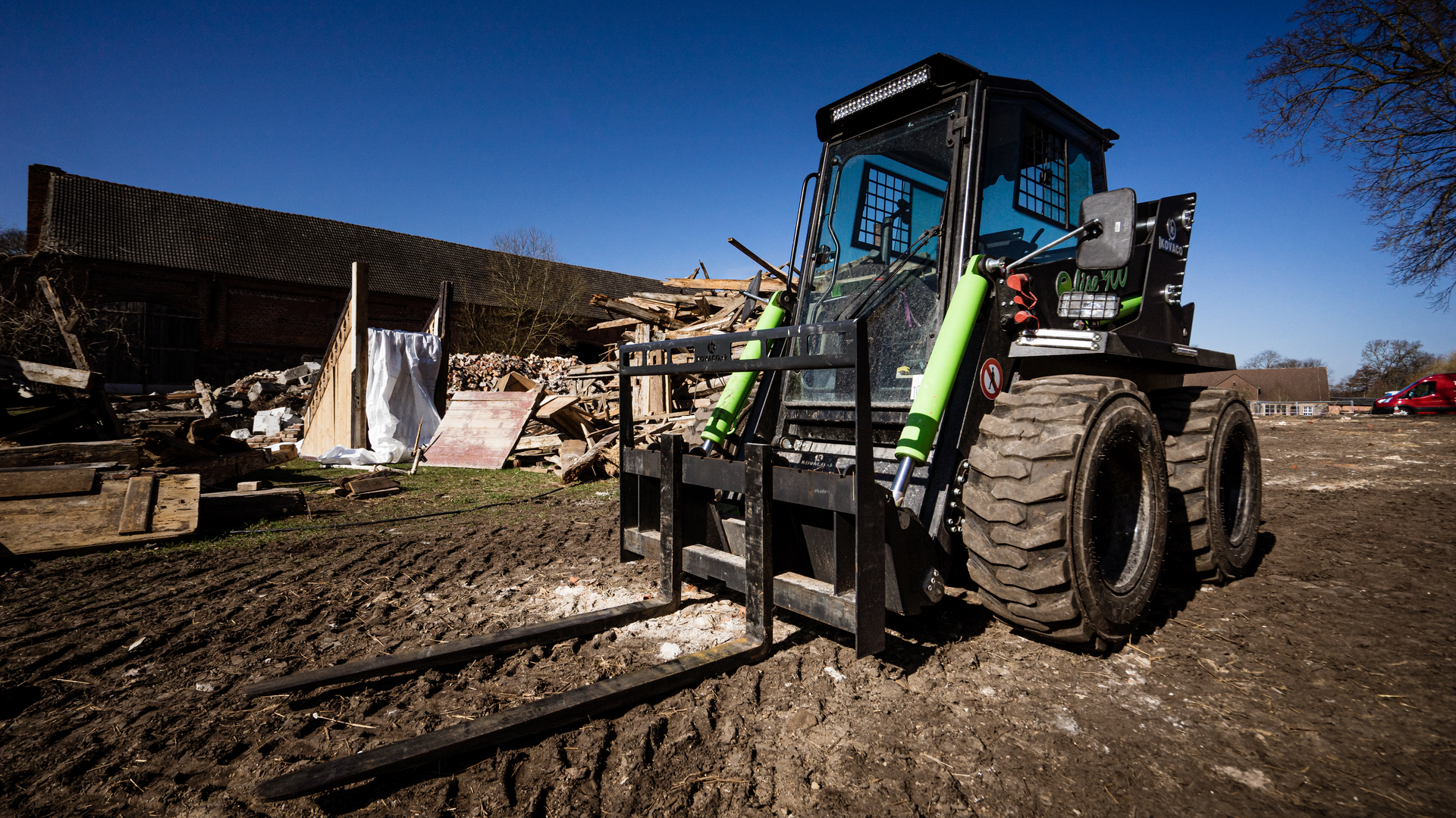 Elise 900 Electric Skidsteer Loader From KOVACO For Construction Pros