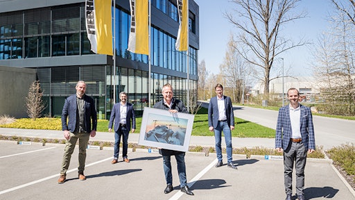 On the day of the symbolic handover, Christoph Rieß (Hüffermann), Alexander Beck (Liebherr in Biberach), Daniel Janssen (Hüffermann), Stefan Westermann (Liebherr in Dortmund) and Rupert Wieser (Liebherr in Biberach).