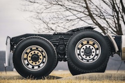 The Mack mRIDE provides extreme articulation and constant tire contact, delivering superior traction on the rough terrain. The spring leaf design and V-shaped torque rods help ensure stability to efficiently transmit forces into the truck’s frame.