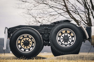 The Mack mRIDE provides extreme articulation and constant tire contact, delivering superior traction on the rough terrain. The spring leaf design and V-shaped torque rods help ensure stability to efficiently transmit forces into the truck’s frame.
