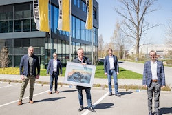 On the day of the symbolic handover, Christoph Rieß (Hüffermann), Alexander Beck (Liebherr in Biberach), Daniel Janssen (Hüffermann), Stefan Westermann (Liebherr in Dortmund) and Rupert Wieser (Liebherr in Biberach).
