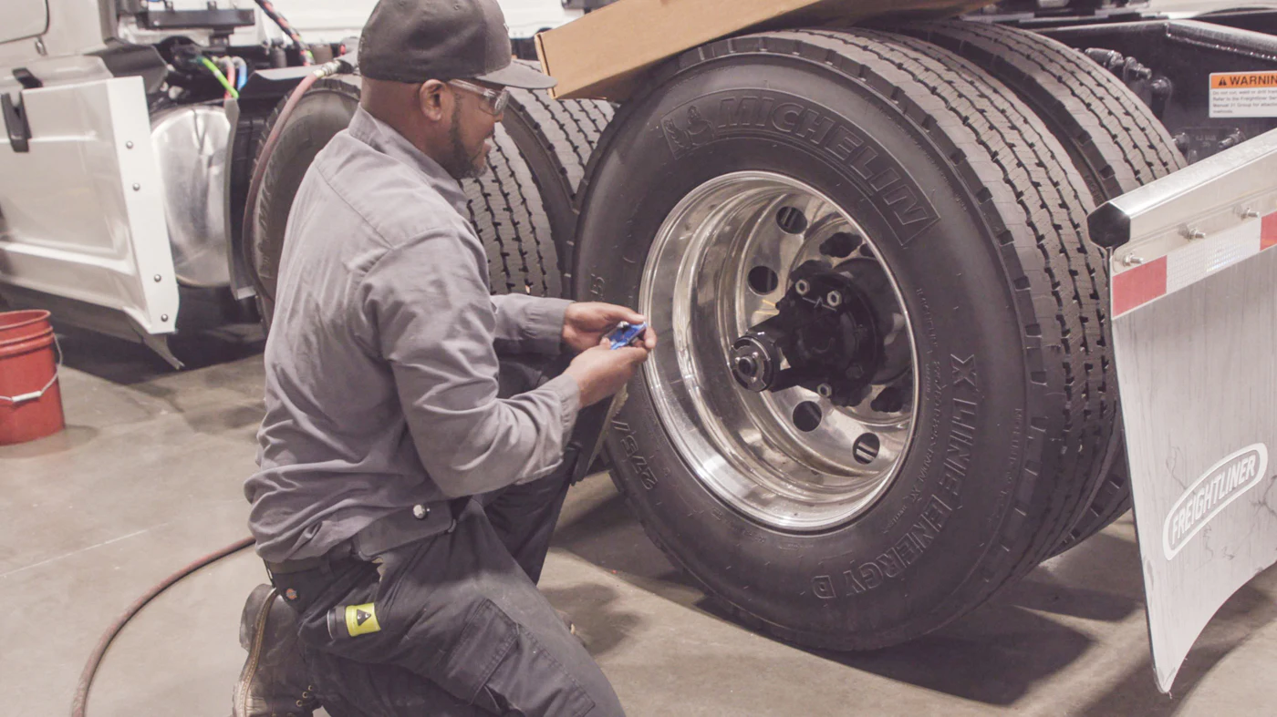 Daimler Trucks North America Partners with Decisiv - Vimarsana News