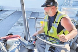 The swiveling operator’s module in the CC6200 VI allows a 180-degree turn of the seat, instruments and levers. It can also slide from side to side, making it possible for the operator to see drum surfaces, sprinkler nozzles and drum edges. “Sliding and turning is all done with one handle, as opposed to numerous ones like other rollers I have run,” said operator Stanley Yeadon. “You can instantly slide over and get on point. It’s effortless.”