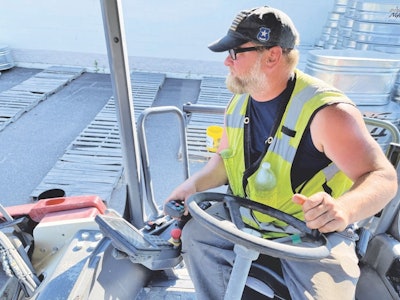 The swiveling operator’s module in the CC6200 VI allows a 180-degree turn of the seat, instruments and levers. It can also slide from side to side, making it possible for the operator to see drum surfaces, sprinkler nozzles and drum edges. “Sliding and turning is all done with one handle, as opposed to numerous ones like other rollers I have run,” said operator Stanley Yeadon. “You can instantly slide over and get on point. It’s effortless.”