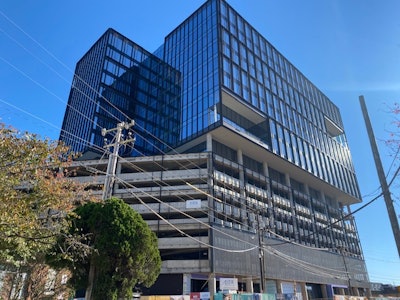 Starting on the ninth level, The Line includes two towers that sit on top of the sky lounge, with the tower floors extending past the face of the structure and parking deck. This posed a challenge due to how the floor defies gravity.