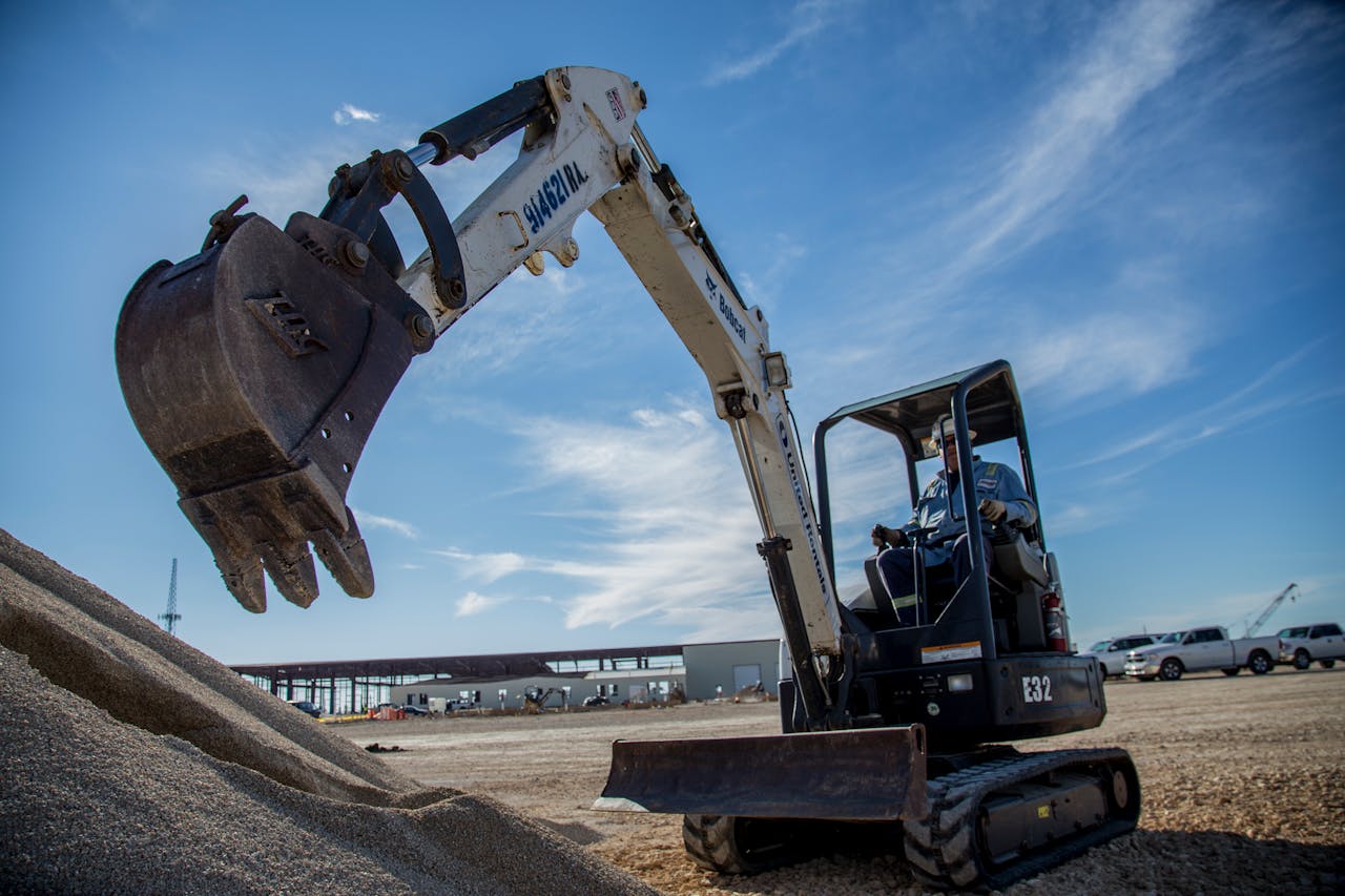 When selecting a bucket, consider the bucket’s weight and its carrying capacity.