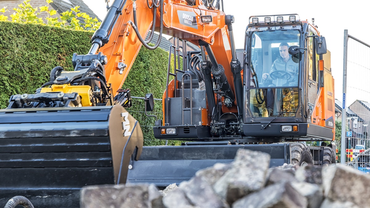 Danfoss Tech Provides Drivetrains for Two Doosan Excavators
