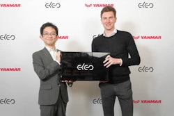 Takayuki Onodera (Yanmar) and Bas Verkaik (ELEO) at the signing ceremony.