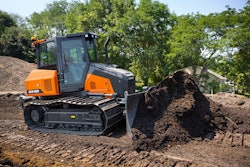 Designed for residential and light commercial construction, the DoosanCONNECT telematics system is a standard feature on the Doosan DD100 dozer.