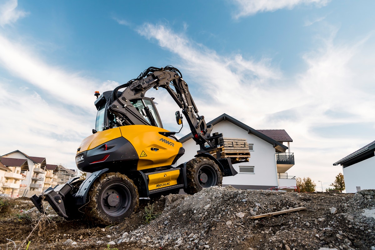 When to Use Wheeled vs. Tracked Excavators For Construction Pros