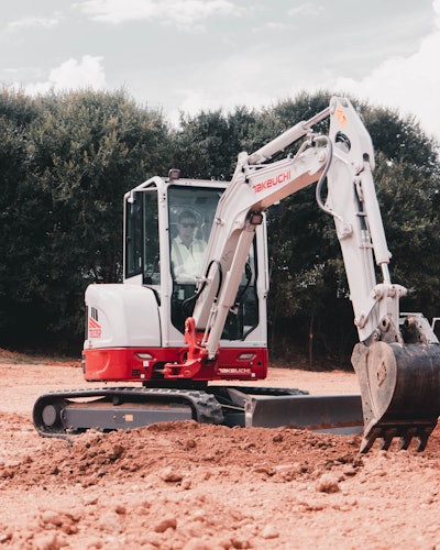 Powered by an EPA Tier 4, EU Stage V emission-compliant engine, the excavator offers two working modes: Standard and ECO.