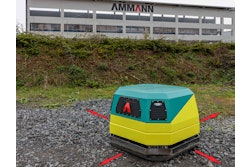 Four working shafts, in an X shape, combine with a curved base plate to provide the 620 kg compactor with maneuverability that no other plate has previously achieved: an ability to go in an arc, circle or turn on the spot.