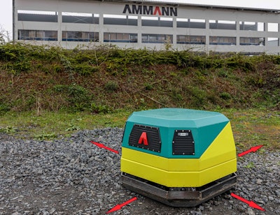 Four working shafts, in an X shape, combine with a curved base plate to provide the 620 kg compactor with maneuverability that no other plate has previously achieved: an ability to go in an arc, circle or turn on the spot.