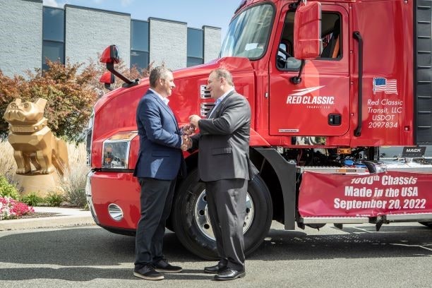 Spencer Webster, president of Red Classic, a subsidiary of Coca-Cola Consolidated based in Charlotte, North Carolina, and the largest independent Coca-Cola bottler in the U.S., recently accepted keys for a Mack® Anthem model from Jonathan Randall, Mack Trucks senior vice president of sales and commercial operations. The Mack Anthem model is the 1,000th over-the-road vehicle that Red Classic has purchased from Mack Trucks. Webster accepted the vehicle during a special celebration event at Mack’s Lehigh Valley Operations (LVO), based in Macungie, Pennsylvania, where all Mack Class 8 models for North America and export are assembled.