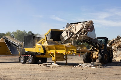 Equipped with a 536-hp (399.7 kW) CAT C13B T4F Stage V diesel engine, this new generation of the HG4000 delivers performance in various wood waste recycling applications and landscaping material production.