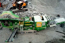 Options of either a short pan feeder to suit the pre-screen or a double deck grizzly pre-screen are available for sizing of material based on the required end product.
