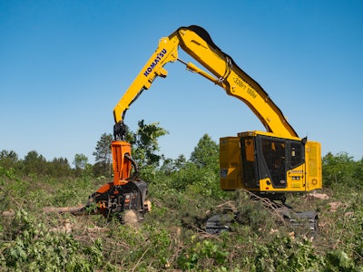 Made to perform in demanding conditions, Komatsu’s XT-5 closed loop tracked harvesters enable operators to simultaneously travel, cut, delimb, harvest and swing timber.