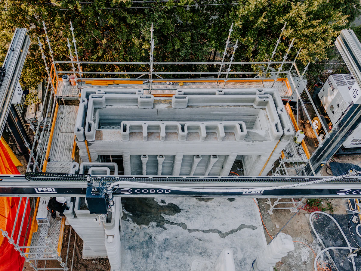 Beton yazdırma şantiyesinde çalışanlar ve koruyucu ekipman