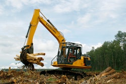 The 915E FM is a professional forestry excavator designed for logging, collecting and transporting wood under harsh working conditions, such as forests, wetlands and more.