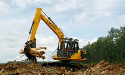 The 915E FM is a professional forestry excavator designed for logging, collecting and transporting wood under harsh working conditions, such as forests, wetlands and more.