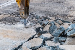 With a maximum hitting power of 3,050 J/Nm, the BHB 1500 is the most powerful option in the Brokk lineup of hydraulic breaker attachments.