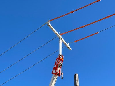 Capable of handling three-phase power lines, both models in the TLL-300 series support electrical pole change-outs and other maintenance tasks.