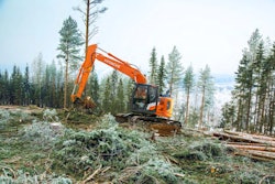 The reduced tail swing supports jobsite maneuverability and versatility in tight spaces and construction projects in urban environments.