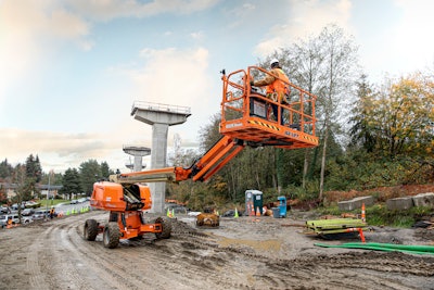 Equipped with JLG’s self-leveling technology, the 670SJ is engineered to automatically adapt to terrain on slopes up to 10 degrees in any direction, while driving with full functionality at a 67-ft. platform height.