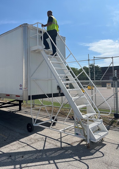 Equipped with bottom-located rubber wheels for transport around the jobsite, the ladders in this series feature a fixed tool tray and full length handrail.