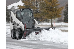 The SPEEDWING is engineered with mechanical wings that automatically adjust from scoop mode to windrow position as individuals angle the plow.