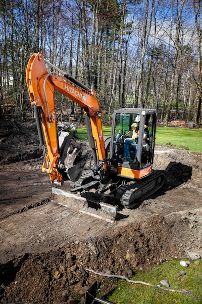 Powered by Yanmar diesel engines, these compact machines feature either a short-tail swing radius (U) or ultra-short-tail swing radius with swing boom (USB).