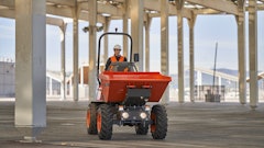 Equipped with a li-ion battery pack, the fully electric dumper is designed for earthworks in reduced spaces, such as municipal works, property renovations, small demolitions and landscaping.