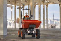 Equipped with a li-ion battery pack, the fully electric dumper is designed for earthworks in reduced spaces, such as municipal works, property renovations, small demolitions and landscaping.
