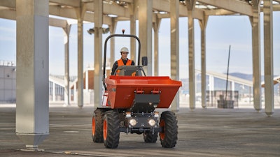 Equipped with a li-ion battery pack, the fully electric dumper is designed for earthworks in reduced spaces, such as municipal works, property renovations, small demolitions and landscaping.