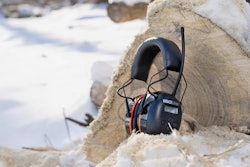 AIR DEFENDER AM/FM includes ISOtunes’ SafeMax Technology to deliver audio while limiting output volume to a safe 85 decibels.