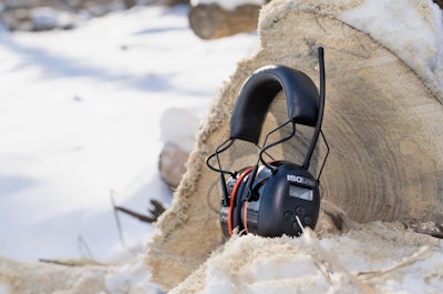 AIR DEFENDER AM/FM includes ISOtunes’ SafeMax Technology to deliver audio while limiting output volume to a safe 85 decibels.