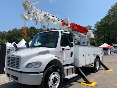 With the addition of FLEX PRO controls, operators of Commander and General digger derricks have features that allow toggling between slow and fast modes for function control.