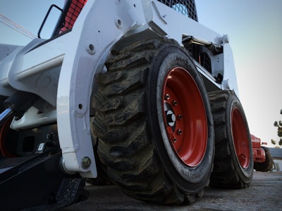 MAXAM advocates daily maintenance checks on tires, making the point that it’s important for construction companies to do so to derive optimal productivity and life from them. Basic inspection points include the tire’s external appearance, rims and valves, and inflation pressure.