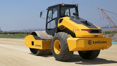 Powered by a 155-hp Cummins QSB4.5 engine, the 6612E is equipped with a single 83.85-in. drum.