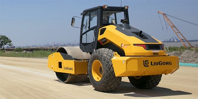Powered by a 155-hp Cummins QSB4.5 engine, the 6612E is equipped with a single 83.85-in. drum.