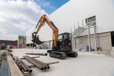 The CASE CX60C comes with a standard adjustable boom that can be offset to either side, enabling them to operate in tight urban construction sites.
