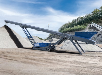 The MOBIBELT MBT 20i and MBT 24i are equipped with a large 1.6-yd³ feed hopper made of resistant KRS (Kleemann Resistant Steel), which permits the feeding of material with an edge length of up to 8 in.
