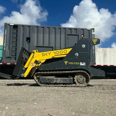 Equipped with rubber tracks, the SKY 1000 is powered by a 14.34 kW lithium-ion battery.