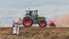 The mulcher can be tilted hydraulically during operation and can be raised up to 90° and lowered up to 65°.