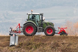 The mulcher can be tilted hydraulically during operation and can be raised up to 90° and lowered up to 65°.