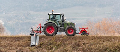 The mulcher can be tilted hydraulically during operation and can be raised up to 90° and lowered up to 65°.