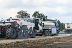With output of up to 600 tons per hour, this machine breaks coarse rocks in-situ, as found in hand-packed pavement layers or stony soils and produces a homogeneous mix in a continuous process.
