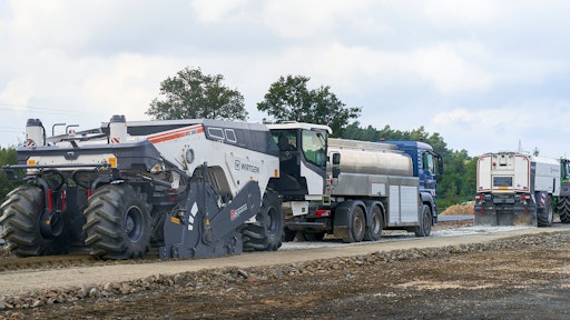 With output of up to 600 tons per hour, this machine breaks coarse rocks in-situ, as found in hand-packed pavement layers or stony soils and produces a homogeneous mix in a continuous process.